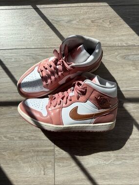 Jordan WMNS Air Jordan 1 Mid SE - Red Stardust/Metallic Copper